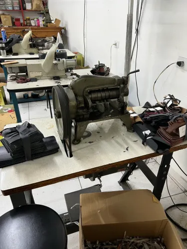 Máquina de cortar tiras de couro, para produzir cintos!