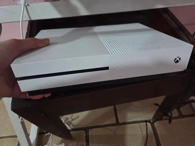XBOX One S 1TB + controle Gamesir Anti Drift NOVO