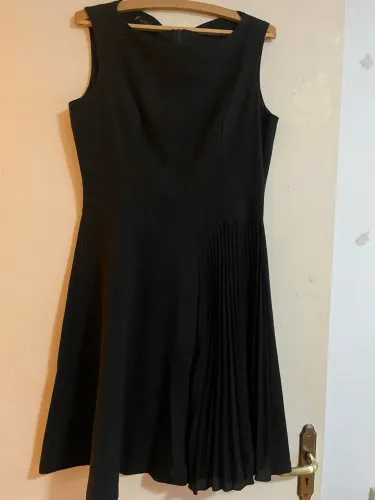 Vestido preto com plissado em metade da saia, TAM 42
