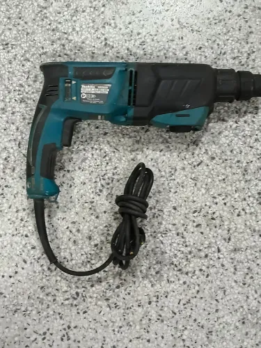 Furadeira martelete da makita 220