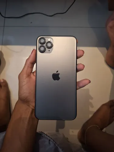 Vendo iphone 11pro max semi novo muito novo todo original nada trocado