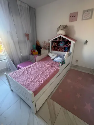 2 Camas e 2 colchões com casa de bonecas, pouco usados