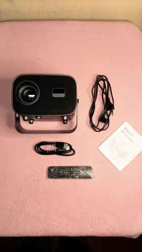 Projetor compacto com suporte giratório