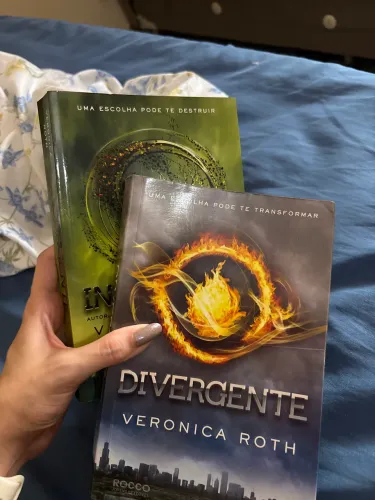 Livros Divergente e Insurgente