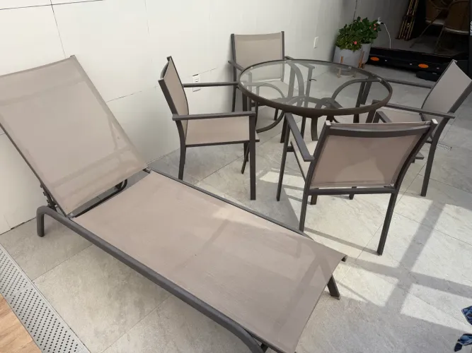 Mesa e cadeira