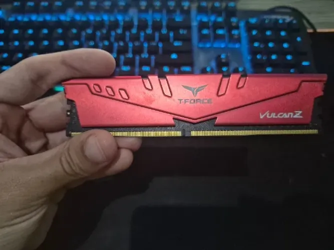 Memória Ram T-Force Vulcan 8 GB DDR4 2666 MHz com defeito