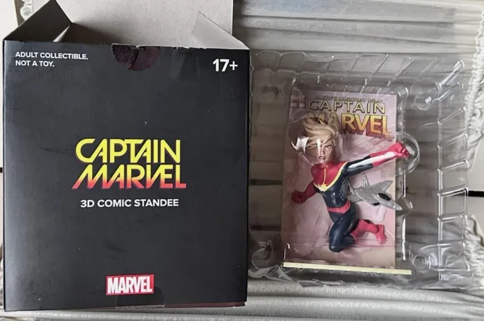 Boneco captain marvel 3d comic standee loot crate