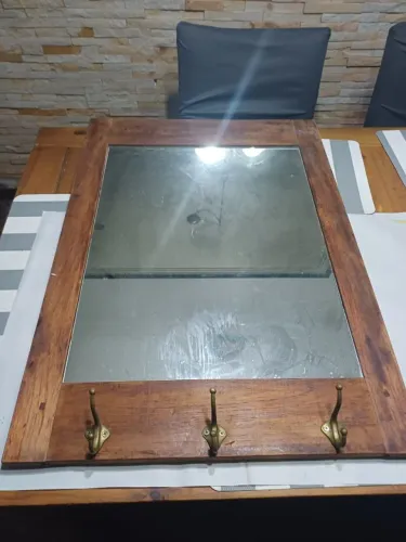 Espelho/Cabide em madeira maciça - 80cm de altura por 60cm de largura.