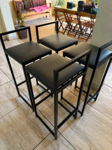 Banquetas de ferro estofada de couro preta