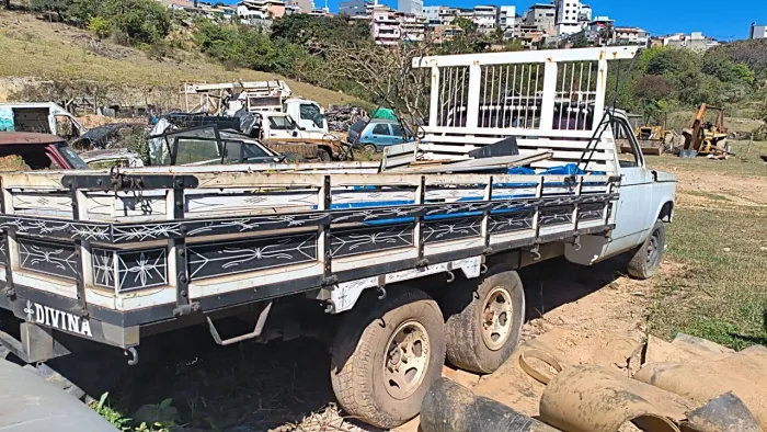 Vendo carroceria 4.20 muito nova e conservada