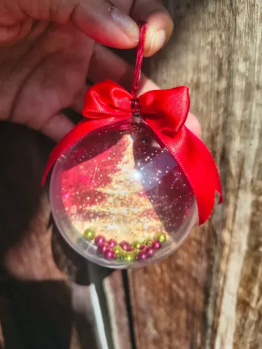 Vendo, enfeite de Natal, bola de acrílico, 4 reais unidade.