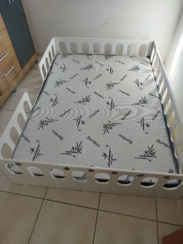 Cama montessoriana infantil