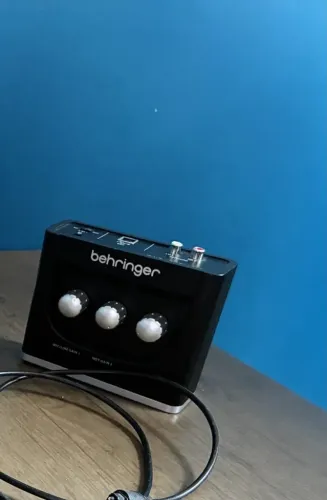 Interface de Áudio Behringer U-PHORIA UM2 USB