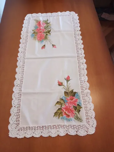 Centro de mesa pintado à mão e bordas de croche