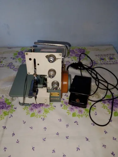 Máquina de costura overloque