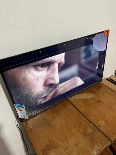 Tv nova de 32 polegadas só está com a tela quebrada no canto mais n interfere nada