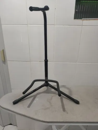 Tripé para violão ou guitarra