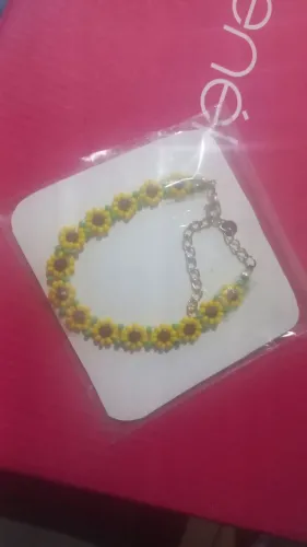 Pulseira artesanal com delicados pingentes de girassol, feita com micangas coloridas.linda