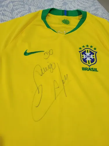 Camiseta do Brasil autografada pelo Cafu