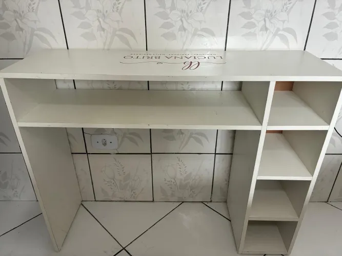 Mesa de manicure e carrinho auxiliar em ótimo estado 