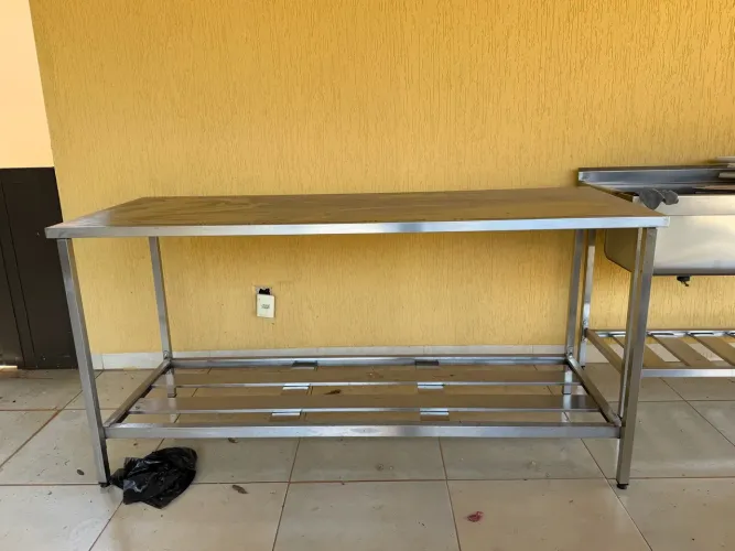 Mesa de inox para restaurante - 1,80 X 70 X 90cm