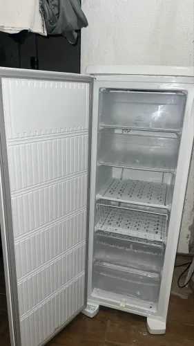 FREEZER VERTICAL ELETROLUX 212L