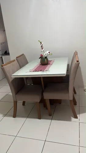 Mesa com 4 cadeiras estofadas, tampo de vidro