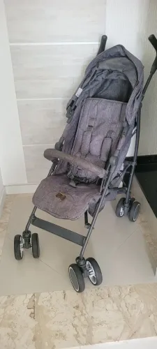 Carrinho de Bebê Compacto e Prático