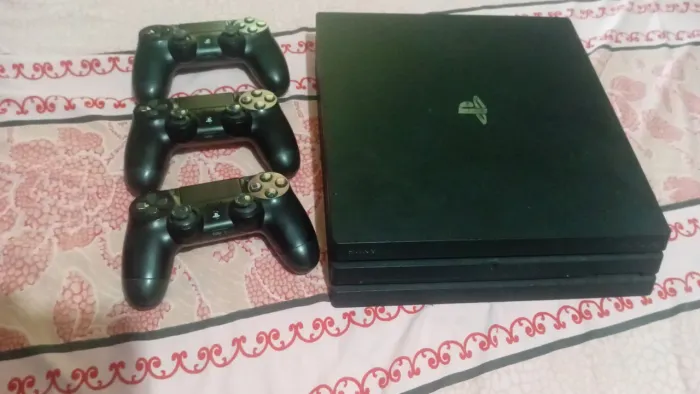 PS4 pro + 3 controles