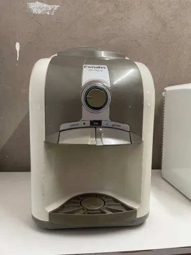 Bebedouro de garrafão com água gelada