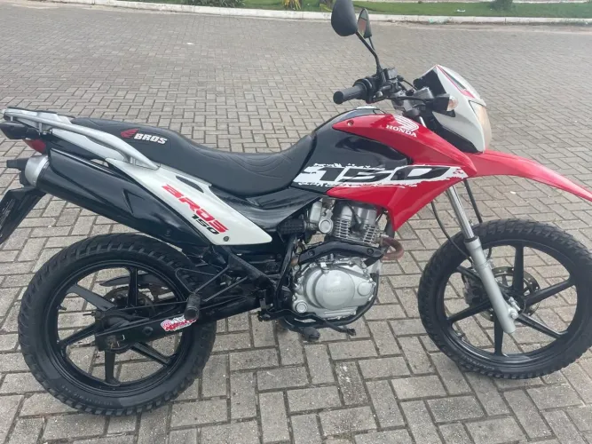 Vendo ou troco por carro com volta, Bros super conservada selada até 2027. Valor R$ 13.000