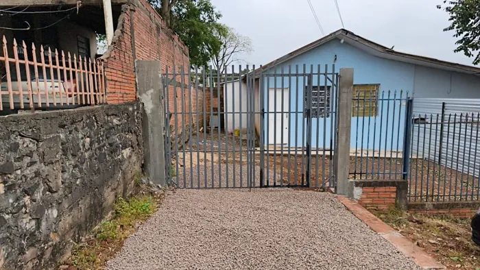 Alugo casa no floresta 3 quadras do supermercado irani