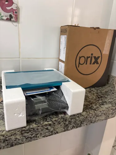 Balança comercial Prix/Toledo, de bancada, com computador de preços.