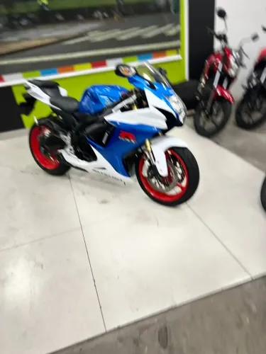 SUZUKI GSX R750