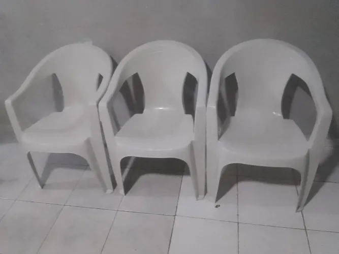 Cadeiras plásticas novas cada uma 