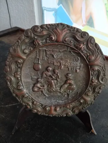 Prato antigo decorativo em bronze e banho de níquel mais de 80 anos