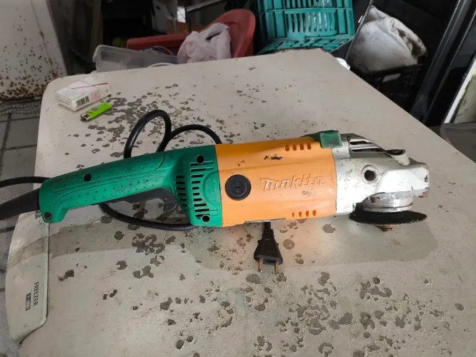 VENDO ESMERILHADEIRA/LIXADEIRA MAKITA GA7020