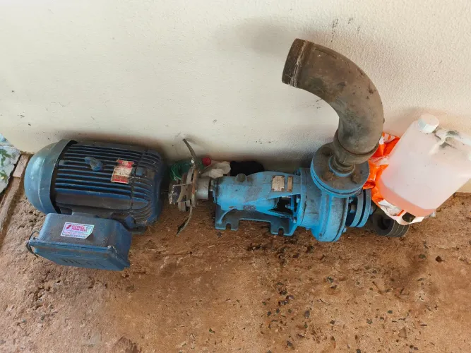 Motor elétrico e bomba de água 
