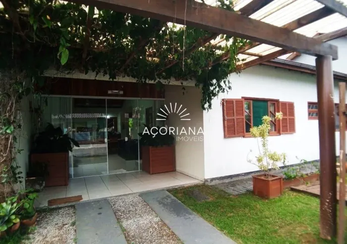 Casa Térrea à Venda com 4 Quartos, 2 Suítes e Jardim no Campeche