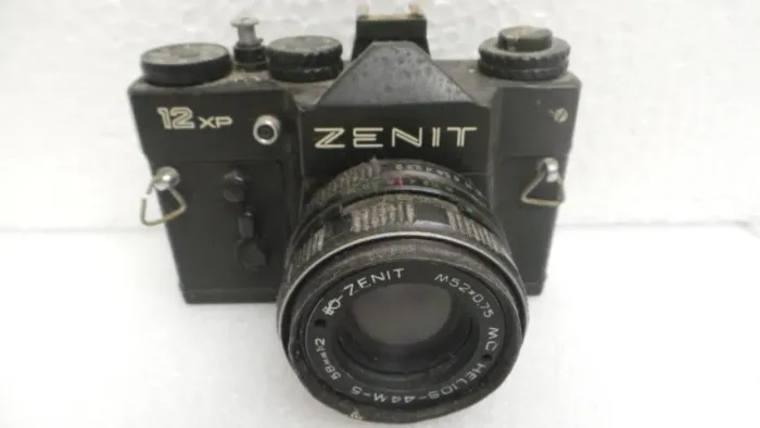 MÁQUINA ANTIGA FOTOGRÁFICA ZENIT 12 XP SEM FUNCIONAMENTO PARADA HÁ ANOS!