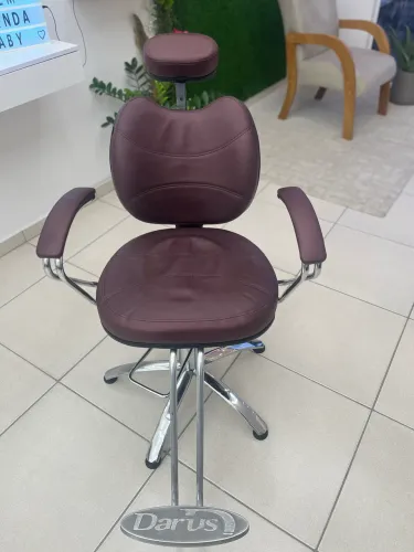 Cadeira para cabeleireira e maquiadora