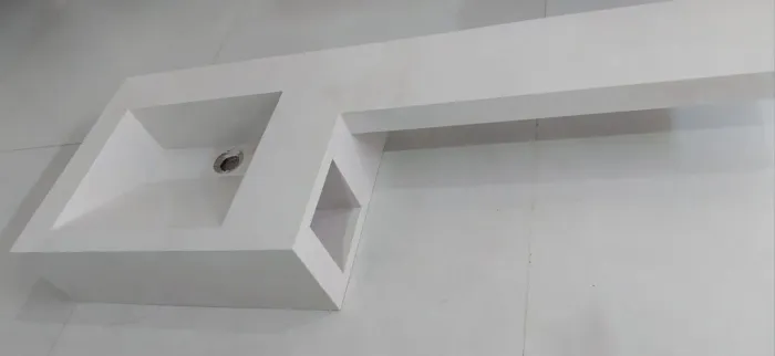 Cuba bancada com extensão e porta papel esculpida no porcelanato