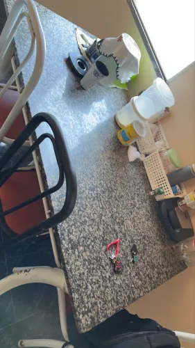 Vendo mesa de mármore com quatro cadeiras