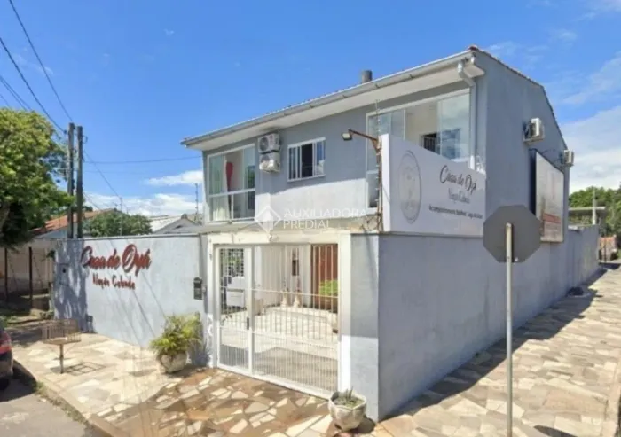 Casa 3 dormitórios 220m2 privativos 2 vagas de garagem no bairro Cavalhada