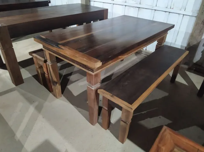 Mesa e bancos