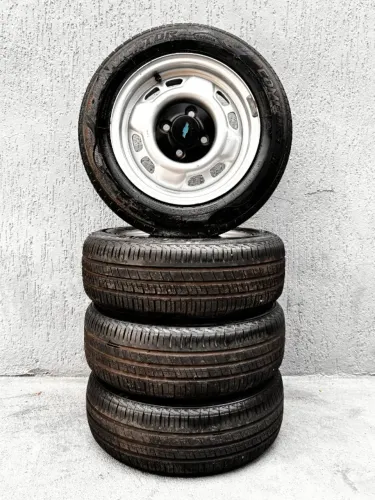 Jogo de Rodas Original Chevette Aro 13 c/ Pneus Semi Novos e Calotas