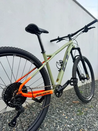 GT Avalanche Comp Shimano Aro 29 - Excelente Estado
