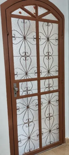 Porta de ferro em perfeito estado porta de ferro trabalhado com vidro
