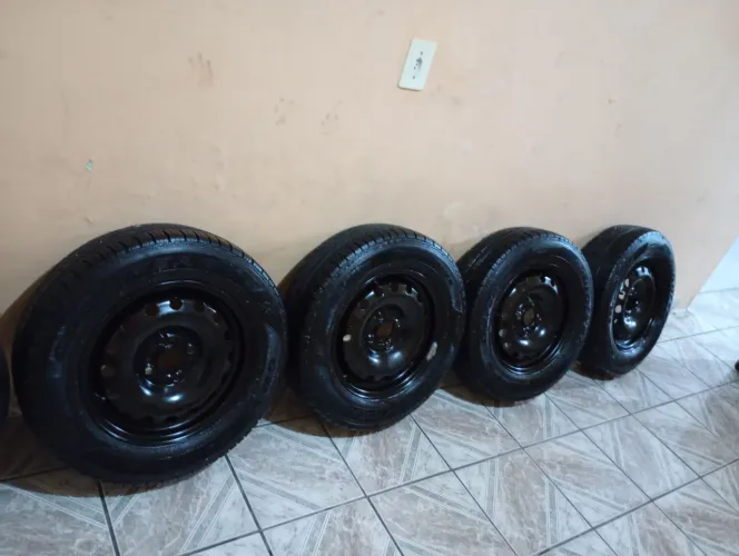 Jogo de pneus e roda de ferro com calota vw aro 14