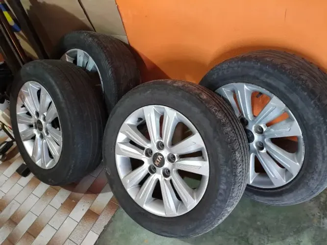 Jogo de Rodas Aro 16 com pneus 205/60 - furação padrão KIA